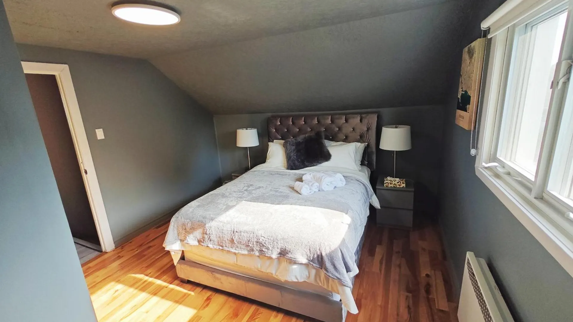 Detached House Near Metro With Private Parking Villa Montreal Chalet